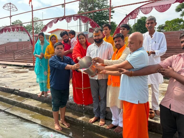 मां गंगा में दुग्धाभिषेक कर मनाया योगी आदित्यनाथ का जन्मदिन