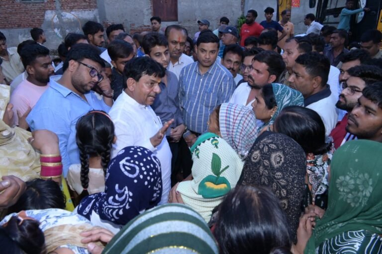 निर्माणाधीन नाले के निरीक्षण में मंत्री कपिल देव ने अधिकारियों व ठेकेदार को लगाई फटकार