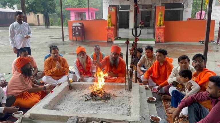 यूपी के मुख्यमंत्री योगी आदित्यनाथ के जन्म दिवस पर किया यज्ञ और जलाभिषेक