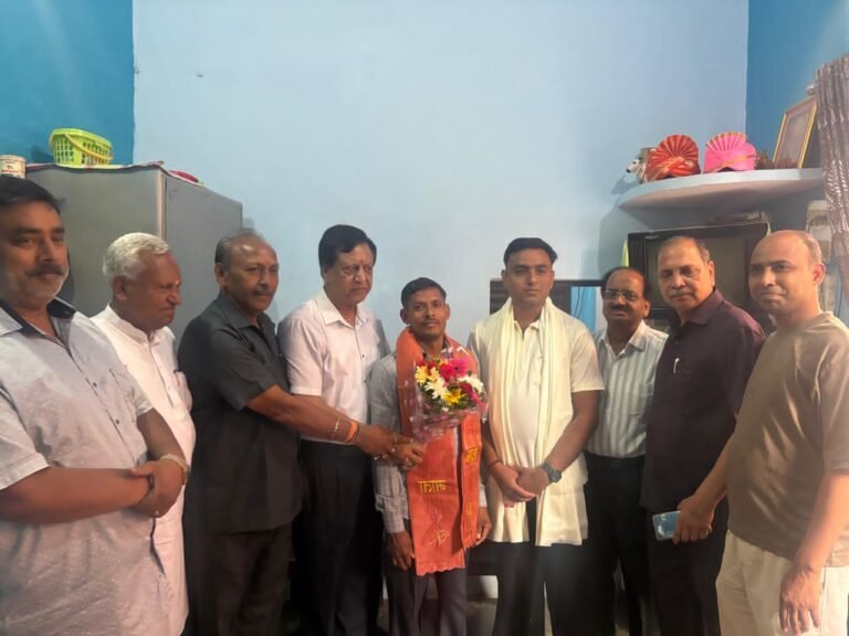 वैश्य एकता परिषद ने किया पीसीएस परीक्षा पास कर अधिकारी बने अभिषेक अग्रवाल का स्वागत