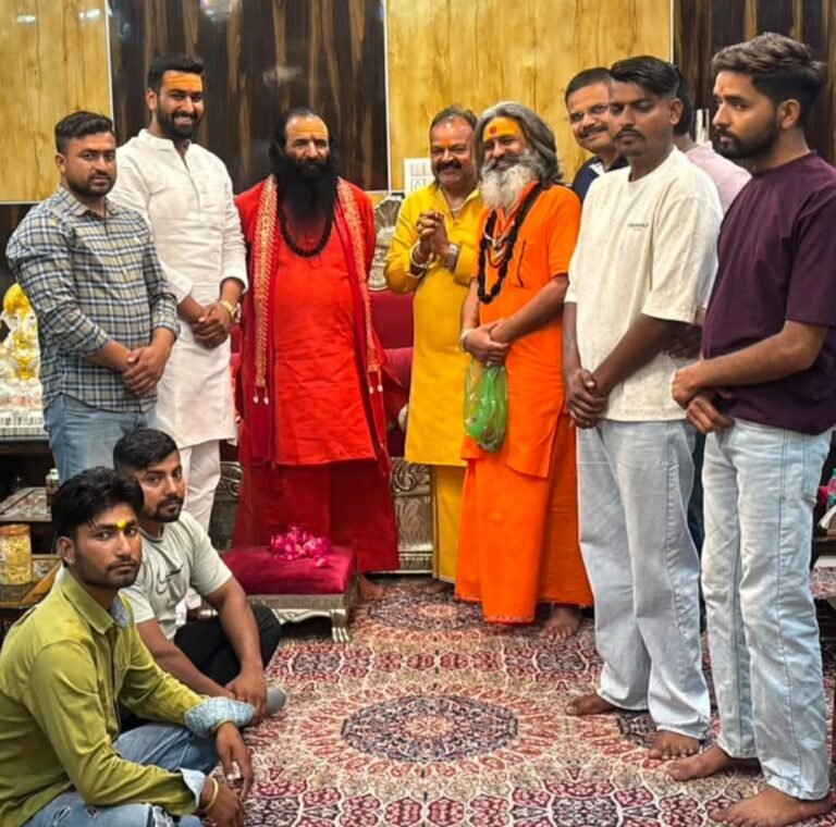श्री अखंड परशुराम अखाड़े के पदाधिकारियों ने की अखाड़ा परिषद अध्यक्ष से भेंट