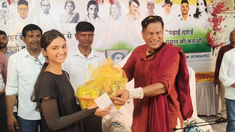 चंद्रमोहन महाराज ने छात्रा वसुंधरा मलिक को योग में  गोल्ड मेडल लाने पर किया सम्मानित