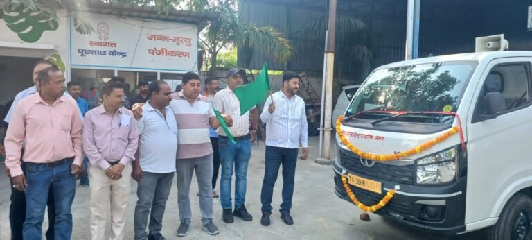 पालिका अध्यक्ष राजीव शर्मा ने हरी झंडी दिखाकर कूड़ा वाहनों को रवाना किया