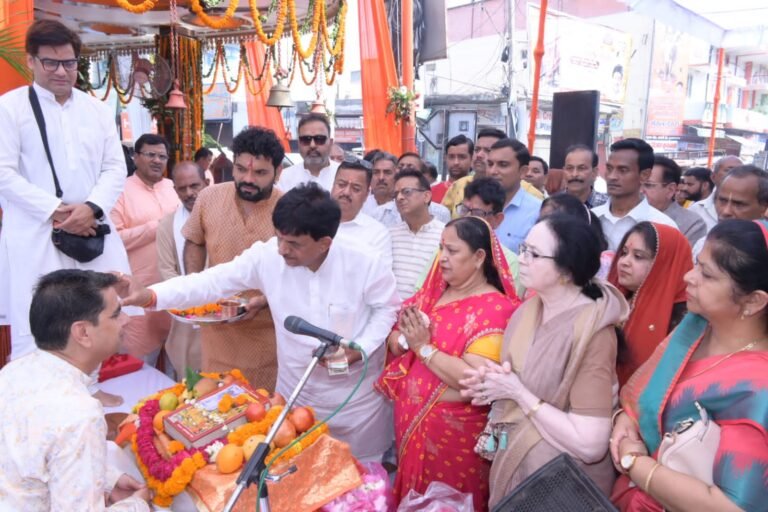 बड़े मंगल पर आस्था का संगम: मंत्री कपिल देव ने श्रद्धालुओं संग किया सुन्दर काण्ड पाठ व प्रसाद वितरण