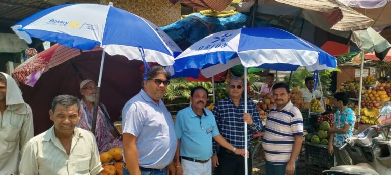 रोटरी क्लब ने किया पात्रों को 60 बड़े छातों का वितरण