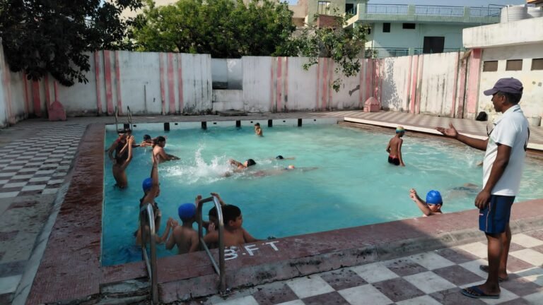 प्रभारी क्रीड़ा अधिकारी द्वारा किया तरणताल का निरीक्षण