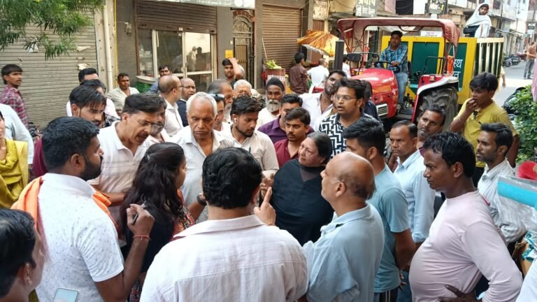 प्रतिबंधित पॉलीथिन के खिलाफ कार्रवाई के दौरान पालिका टीम से अभद्रता