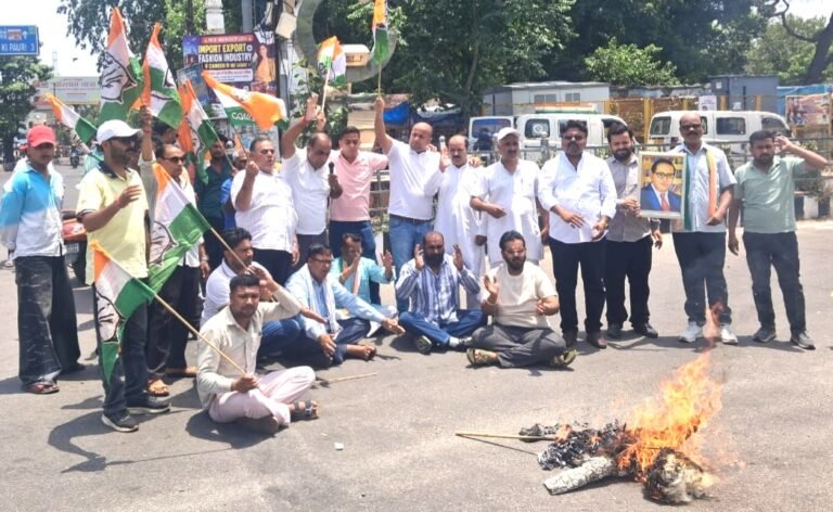 मीनाक्षी नटराजन का नामांकन निरस्त होने पर कांग्रेस कार्यकर्ताओं ने फूंका चुनाव आयोग का पुतला