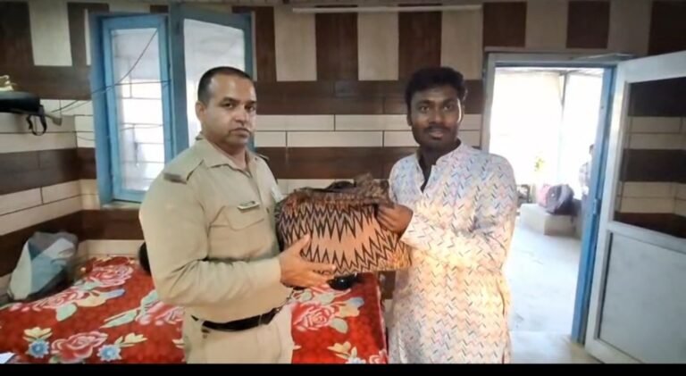 श्यामपुर पुलिस के जवान की सूझबूझ से यात्री को खोया बैग वापस मिला
