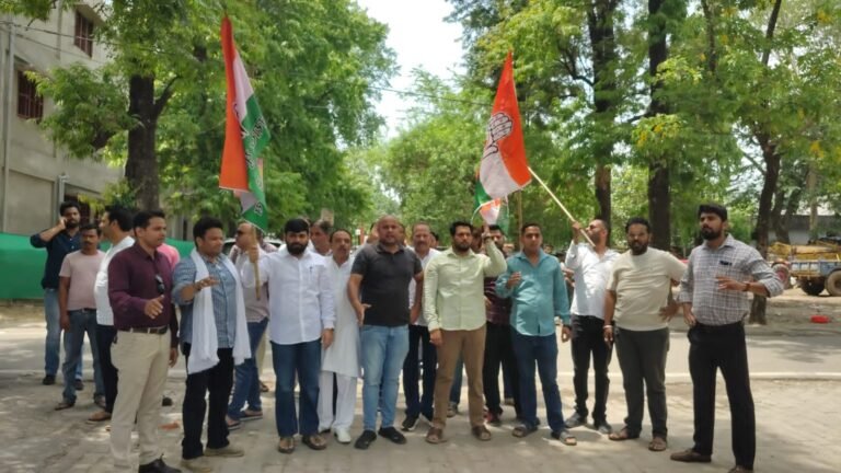 स्मार्ट मीटर के विरोध में कांग्रेस कार्यकर्ताओं ने किया विद्युत विभाग कार्यालय पर प्रदर्शन