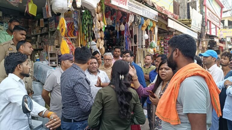 पालिका प्रशासन ने चलाया अभियान, चार दुकानों पर पकड़ी प्रतिबंधित प्लास्टिक