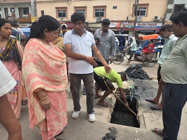 हरिद्वार मेयर किरण जैसल ने किया नाला सफाई कार्य का निरीक्षण