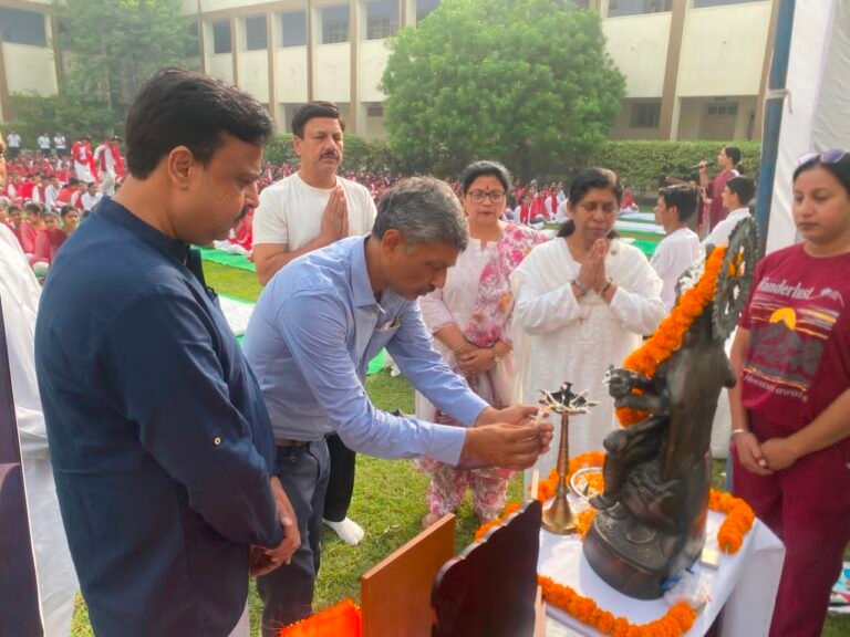 सनातन धर्म महाविद्यालय में “योग द्वारा शारीरिक क्षमताओं का विकास एवं शपथ ग्रहण समारोह” का शुभारंभ