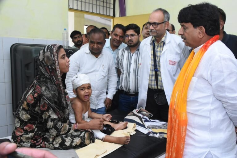 मंत्री कपिल देव ने अस्पताल पहुंचकर घायल मासूम बालिका का जाना हाल