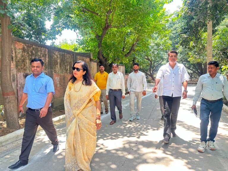 कम्पनी गार्डन में सौन्दर्यकरण कार्यों का चेयरपर्सन ने किया ईओ संग निरीक्षण