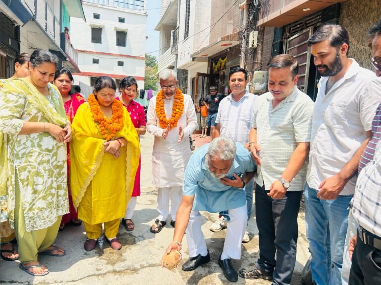हरिद्वार मेयर किरण जैसल ने किया वार्ड 14 में सड़क निर्माण कार्य का उद्घाटन
