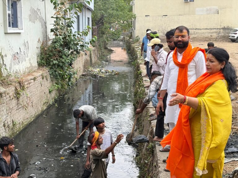 मेयर हरिद्वार किरण जैसल ने किया भूपतवाला में नाला सफाई कार्य का निरीक्षण