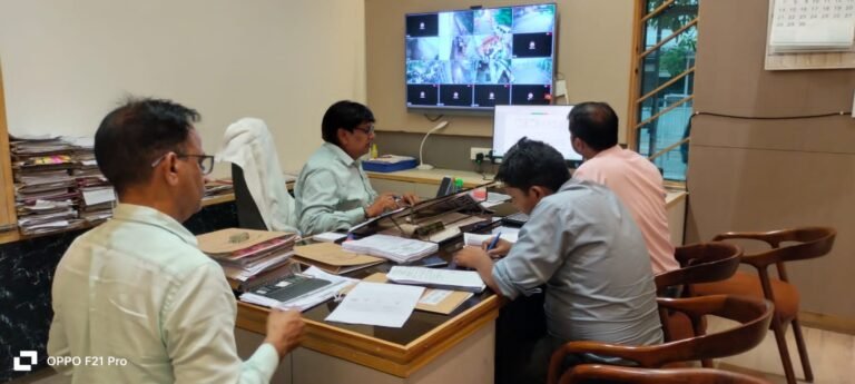 नगर में ई रिक्शा के बढ़ते दबाव को लेकर अफसरों ने किया विचार मंथन