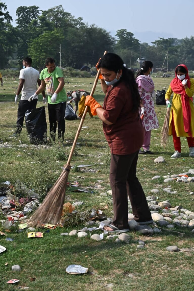 सोमवती अमावस्या पर फैली गंदगी को साफ करने के लिए प्रशासन ने पंतद्वीप मैदान में चलाया विशेष सफाई अभियान