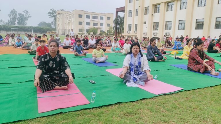द एस डी पब्लिक स्कूल में स्वस्थ एवं सक्रिय वृद्धावस्था के लिए योग” का दोहराया संकल्प