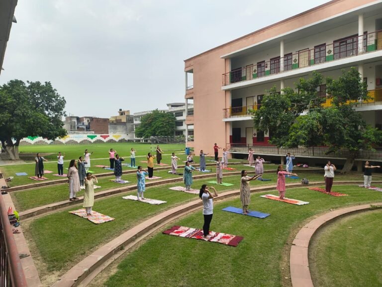 शारदेन स्कूल मुजफ्फरनगर के प्रांगण में शिक्षकों एवं ऑनलाइन विद्यार्थियों ने किया योगाभ्यास