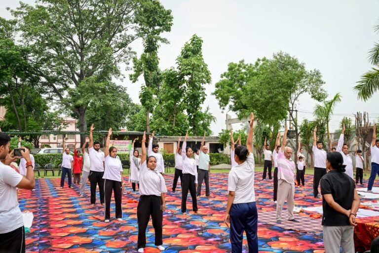 एसवीएम योग एंड हैल्थ साइंसेज कालेज में आयोजित किया योग शिविर