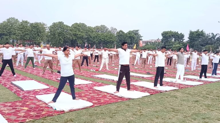 पुलिस लाइन में एसएसपी संजय वर्मा के नेतृत्व में किया गया योगाभ्यास