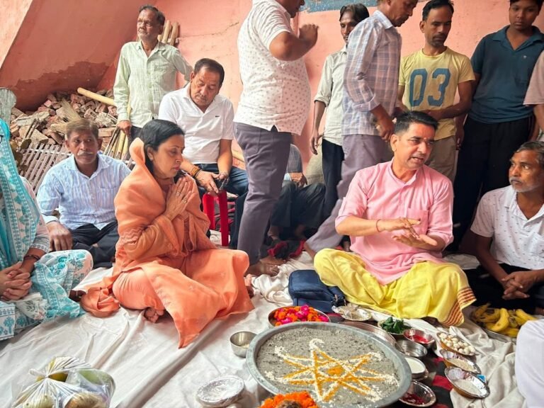 पालिका चेयरपर्सन ने किया आर्यपुरी रविदास मंदिर के जीर्णाेद्धार का भूमि पूजन