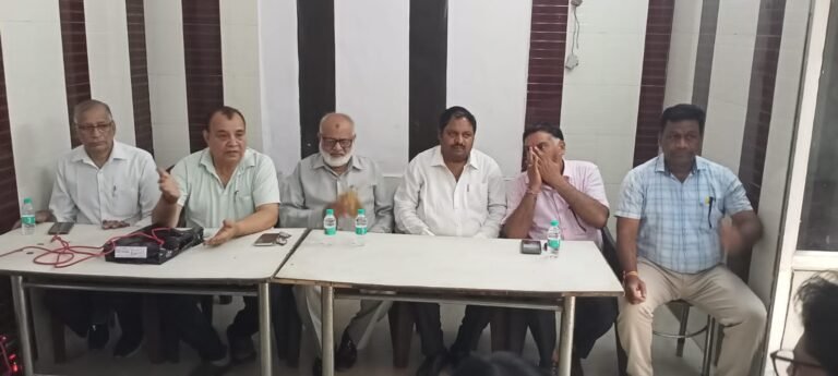 सरकार की नई नीति के खिलाफ दस्तावेज लेखक, स्टांप विक्रेता और अधिवक्ता असंतुष्ट, मांगी राहत