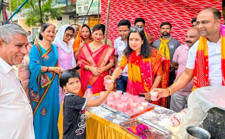 निर्जला एकादशी पर मंत्री कपिल देव अग्रवाल व चेयरमैन मीनाक्षी स्वरुप ने किया छबील का उद्घाटन