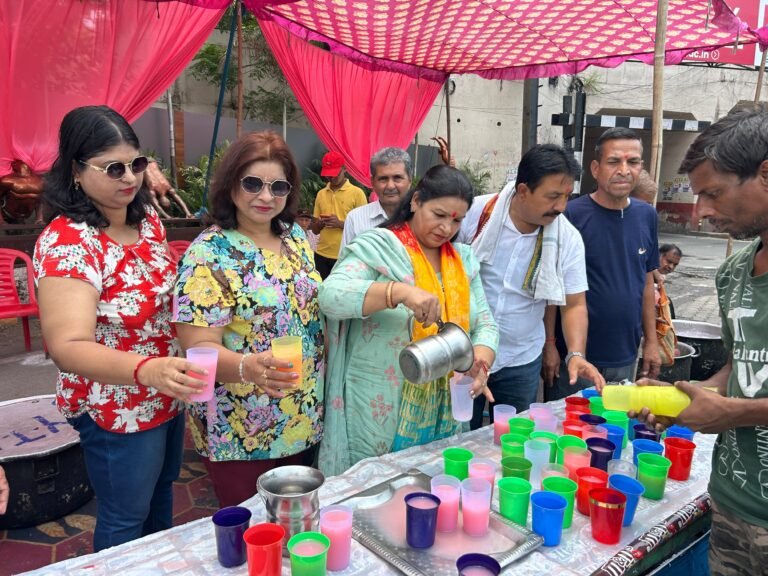 हरिद्वार मेयर किरण जैसल ने श्रद्धालुओं और राहगीरों को किया शरबत वितरित
