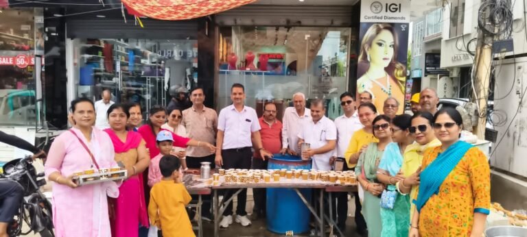 श्री वैश्य बंधु समाज ने राहगीरों को वितरित किया ठंडा शरबत