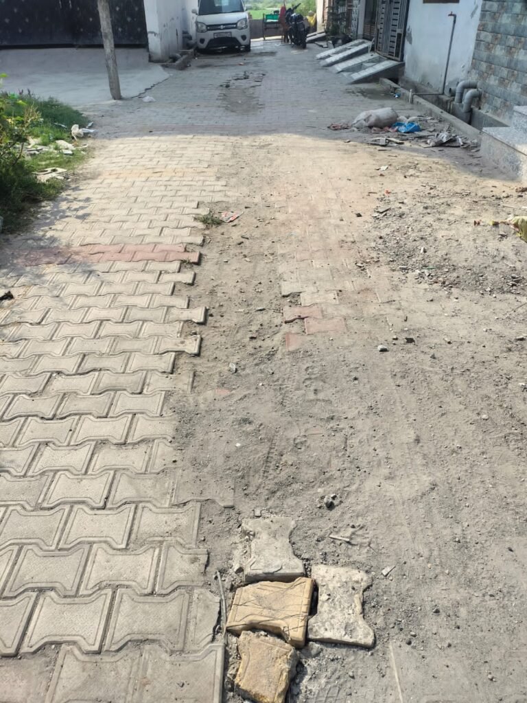 हरिद्वार में गायत्री विहार कालोनीवासियों ने की टूटी सड़कें तत्काल ठीक कराने की मांग