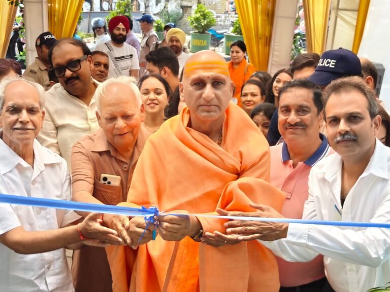 जूना पीठाधीश्वर स्वामी अवधेशानंद गिरि ने किया नैनिश्क ऑप्टिकल्स एंड ज़ाइस पार्टनर का शुभारंभ