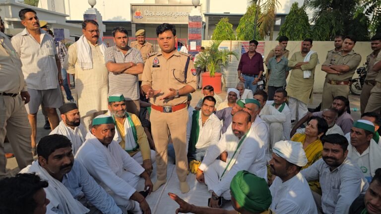 जेल में बंदियों से मारपीट, अवैध वसूली, उत्पीड़न के विरुद्ध भाकियू अराजनैतिक का जेल के बाहर धरना