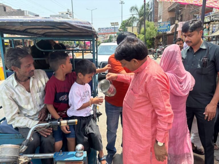 निर्जला एकादशी पर मंत्री कपिल देव अग्रवाल ने किया शीतल शरबत वितरण