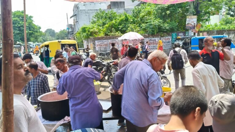 वरिष्ठ नागरिकों ने यात्रियों और राहगीरों को बांटा रेलवे स्टेशन पर मीठा शीतल जल