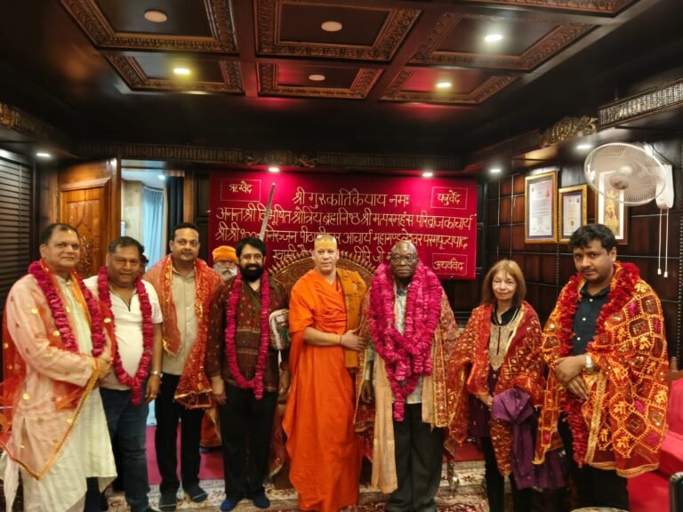 दक्षिण अफ्रीका के पूर्व राष्ट्रपति जैकब जूमा ने लिया स्वामी कैलाशानंद गिरी से आशीर्वाद