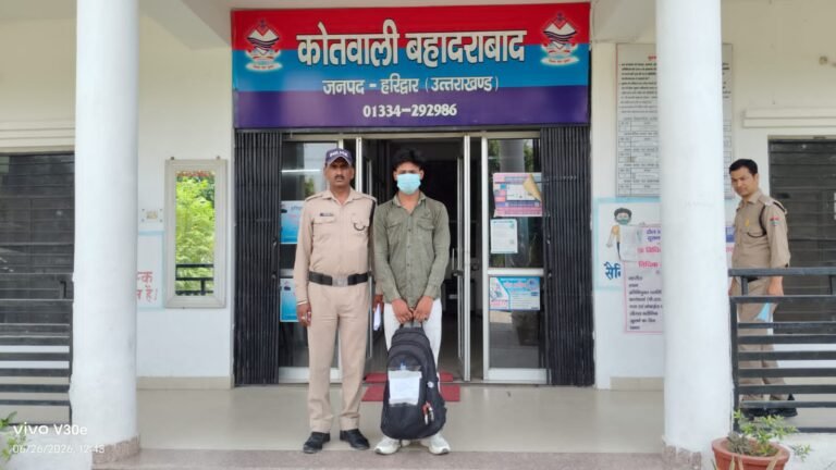 पुलिस ने 3.946 किलो अवैध गांजे के साथ तस्कर को दबोचा
