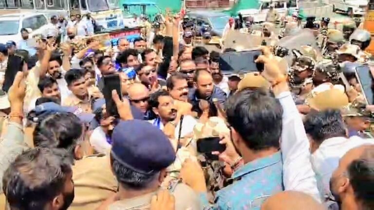 मृतक केतन के परिवार से मिलने टिहरी जा रहे सांसद चंद्रशेखर रावण और विधायक उमेश कुमार को पुलिस ने रोका