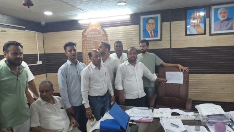 उपभोक्ताओं की सहमति के बिना स्मार्ट मीटर लगाए जाने के विरोध में कांग्रेस कार्यकर्ताओं ने किया बिजली घर पर प्रदर्शन