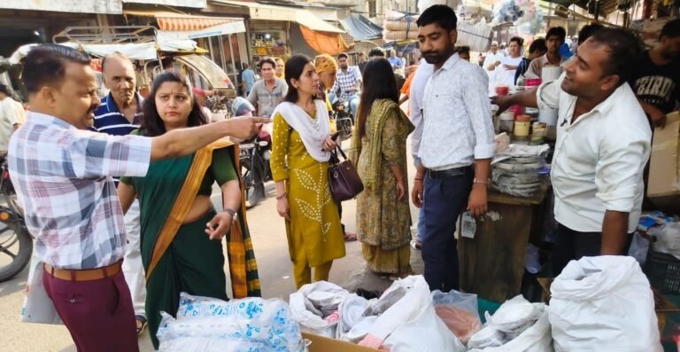 पालिका टीम ने चलाया अभियान, भगत सिंह रोड पर काटे चालान
