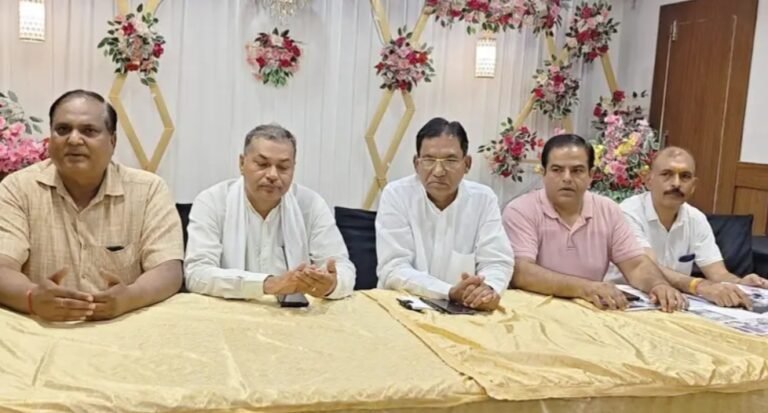 किसान सेना डाल रही मुख्यमंत्री ग्राम परिवहन बस सेवा में बाधा