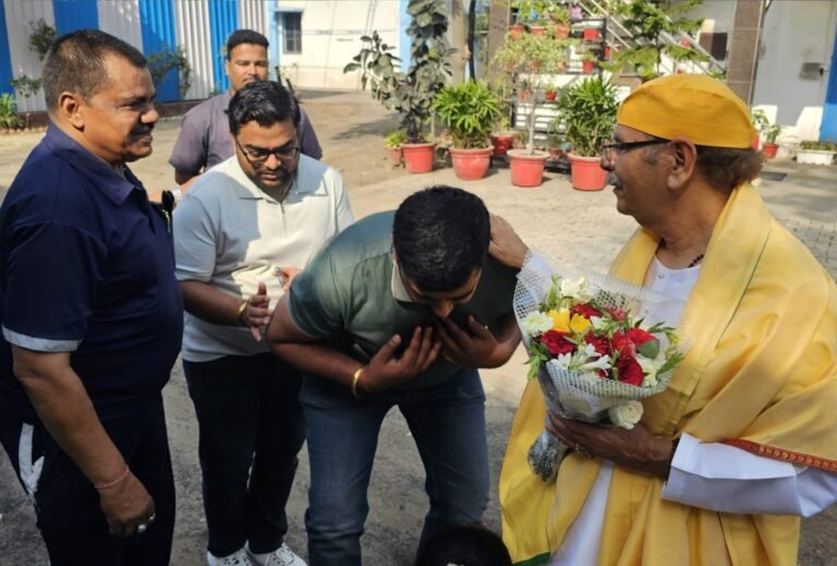सुधांशु महाराज पहुंचे मुजफ्फरनगर-खाया गुड़, शीघ्र जाएंगे शुकतीर्थ व संभलहेडा