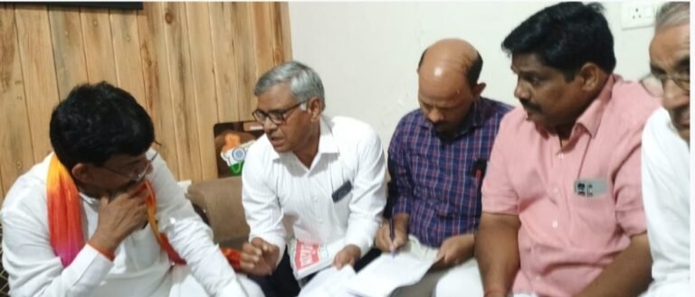 मंत्री दरबार में शिक्षकों ने दी दस्तक, नहीं मिला दो महीने का वेतन