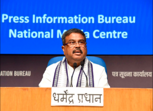 केंद्रीय शिक्षा मंत्री धर्मेंद्र प्रधान NEET 2024 विवाद पर प्रेस ब्रीफिंग देते हुए