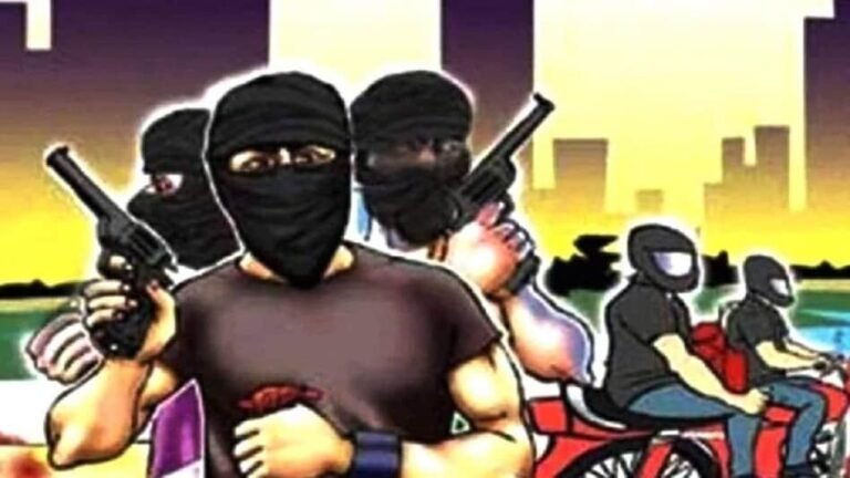 खतौली में बदमाशों का आतंक, हथियारों के बल पर मचाया तांडव