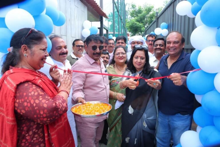 मुजफ्फरनगर में स्विमिंग पूल का चेयरपर्सन मीनाक्षी स्वरूप एवं गौरव स्वरूप ने किया शुभारंभ