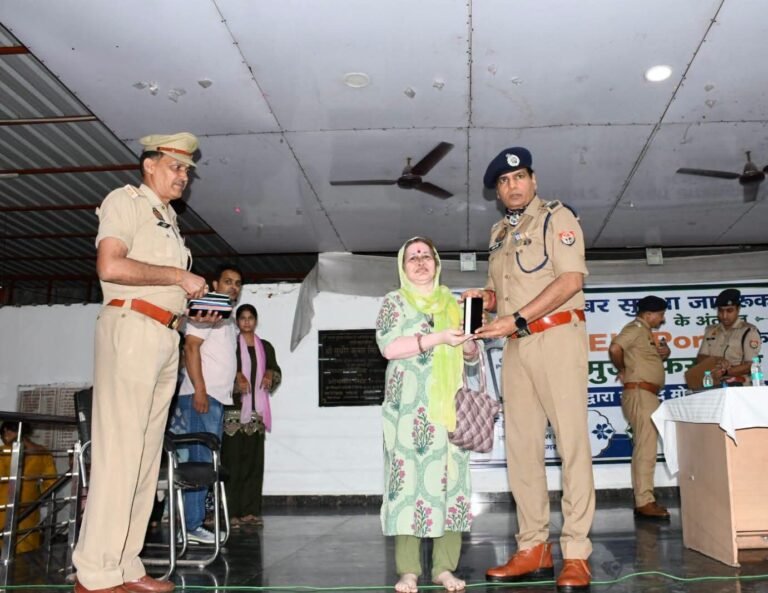 तीन माह में खोए 14 लाख रुपए के 131 मोबाइल फोन विभिन्न स्थानों से बरामद कर वास्तविक मालिकों के सुपुर्द किए