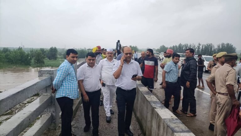 शेरपुर खादर पहुंचे डीएम-एसएसपी ने किया उफनती सोलानी नदी से हुए जलभराव का निरीक्षण